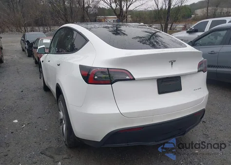 2022 Tesla Model Y Long Range Dual Motor All-Wheel Drive z USA, uszkodzony, nr VIN 7SAYGDEE7NF537535